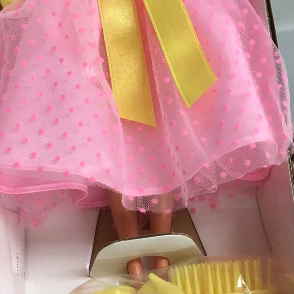 AVON BARBIE DOLL AVON EXCLUSIVE SPECIAL EDITION BARBIE DOLL - Picture 12 of 14